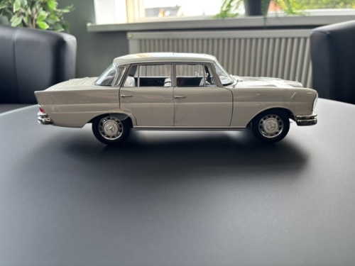 Mercedes S 220 - model 1 : 18